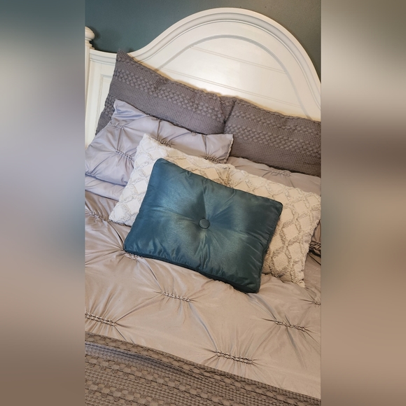 Large Teal Decorative Pillow Like New EUC - Picture 4 of 4